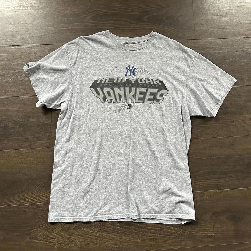 MLB Men's Grey and Navy Tshirt